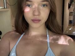 TwannaDrop - blond female webcam at xLoveCam