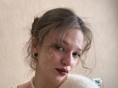 TwannaDrop - blond female webcam at xLoveCam