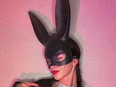 UnderTheSkin - female with brown hair webcam at xLoveCam