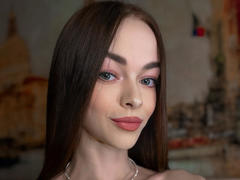 UnderTheSkin - female with brown hair webcam at xLoveCam