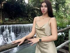 urhugecock-hot - shemale with brown hair webcam at xLoveCam