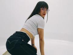 Vailloth - female with brown hair and  big tits webcam at xLoveCam