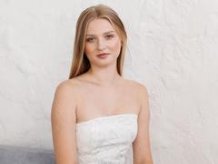 VandaManges - blond female webcam at xLoveCam