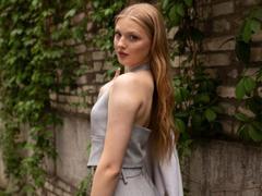 VandaManges - blond female webcam at xLoveCam