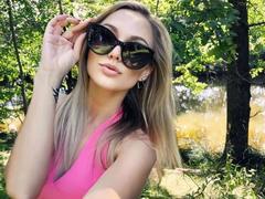 VickyFox-hot - blond female webcam at xLoveCam
