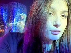 VikVikLove - female with brown hair webcam at xLoveCam