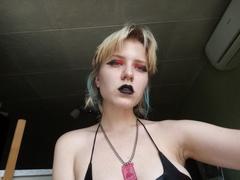 VikiCharm - blond female webcam at xLoveCam