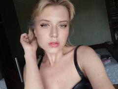 VikiCharm from xLoveCam