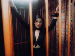 VioletaWhitee - female with black hair webcam at xLoveCam