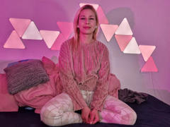 ViviVanilli-hot - blond female webcam at xLoveCam