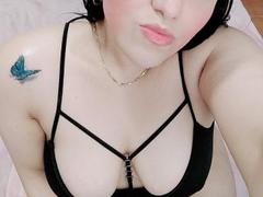 SexyKisses - female with black hair webcam at xLoveCam