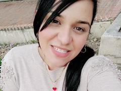 SexyKisses - female with black hair webcam at xLoveCam