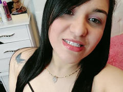 SexyKisses - female with black hair webcam at xLoveCam
