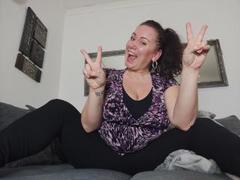 Vivien-Molinas - female with brown hair webcam at xLoveCam