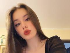 WavaBlauman - female with brown hair and  big tits webcam at xLoveCam