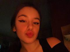 WavaBlauman - female with brown hair and  big tits webcam at xLoveCam