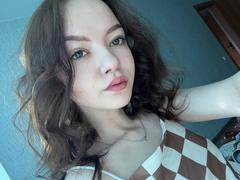 WeksaMur - female with brown hair webcam at LiveJasmin