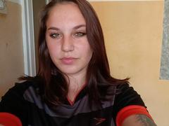 WinnieFalso - female with brown hair webcam at xLoveCam