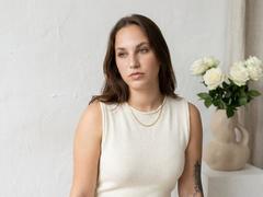 WinnieFalso - female with brown hair webcam at xLoveCam