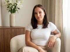 WinnieFalso - female with brown hair webcam at xLoveCam