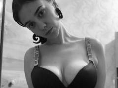 Florianna - female with brown hair webcam at xLoveCam