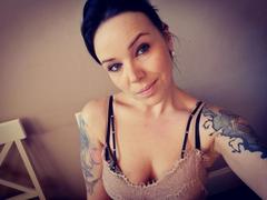 XxX-Melanie - female with black hair webcam at xLoveCam