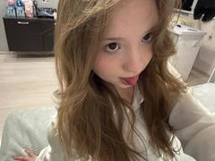 JeanninePaup - female with brown hair webcam at LiveJasmin