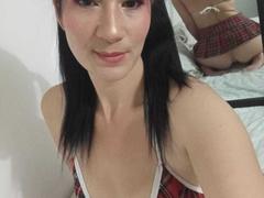 YessiHot - female with black hair webcam at xLoveCam