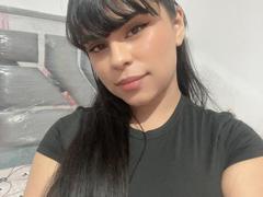 Yiovanna - female with black hair webcam at StripChat