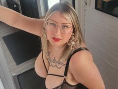 YourHotAmanda - blond female webcam at xLoveCam