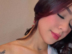Yuliannyw - female with brown hair webcam at xLoveCam
