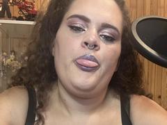 Yvannah - female with brown hair webcam at xLoveCam