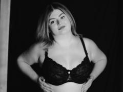 ZannaDreil - female with brown hair and  big tits webcam at xLoveCam