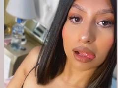 ZarayWhitMoreLove from xLoveCam