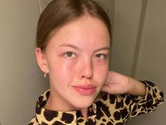 Zarry-hot - female with brown hair webcam at xLoveCam