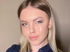 Zarry-hot - female with brown hair webcam at xLoveCam