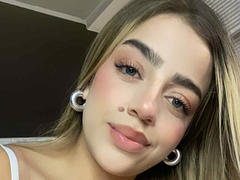 ZhaaviaMoon from xLoveCam