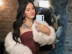 ZoeAvancini - female with black hair webcam at xLoveCam