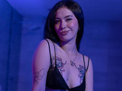 ZoeGill - female with brown hair and  big tits webcam at LiveJasmin