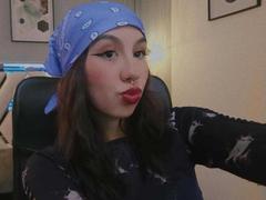 ZoeeMoreu from xLoveCam