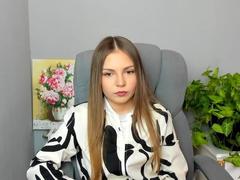 ZoieHurt from xLoveCam