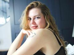 ZoeyFancy - female with red hair webcam at xLoveCam